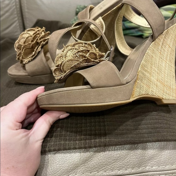 Stuart Weitzman Belflor Beige Wedges sz 8.5 - Picture 4 of 7